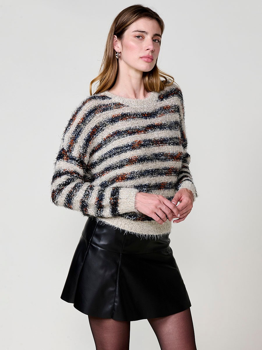 Jersey de mujer de punto pelo tacto suave en color crudo, manga larga, cuello redondo y placa metálica Koröshi en el bajo.