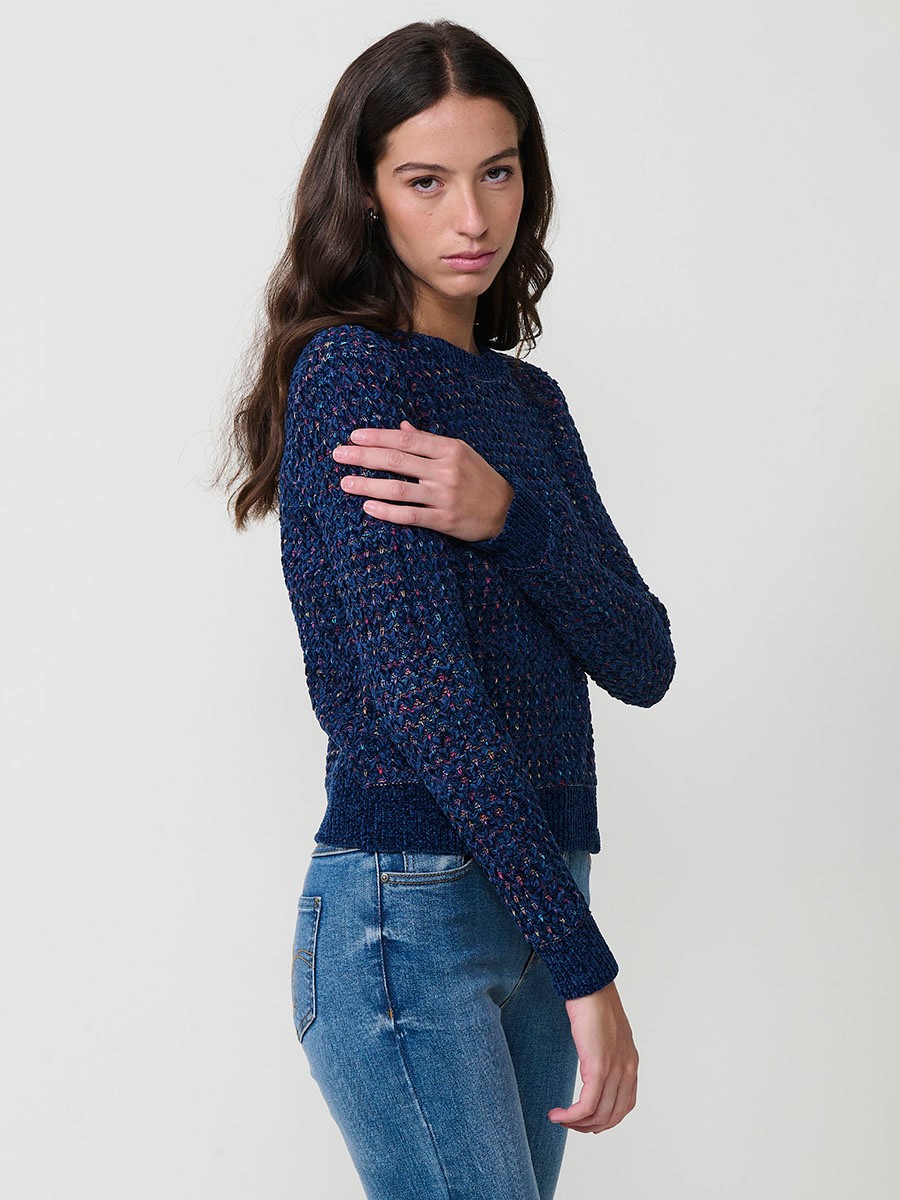 Jersey de punto para mujer, con escote redondo, manga larga y diseño de corazones multicolor. Detalle de placa metálica con logo Koröshi