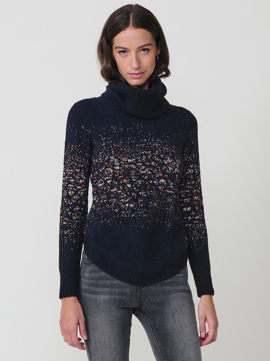 Jersey de punto para mujer, cuello alto, manga larga, bajo redondeado y dibujo jacquard. Tacto suave. Detalle de placa metálica con logo Koröshi.