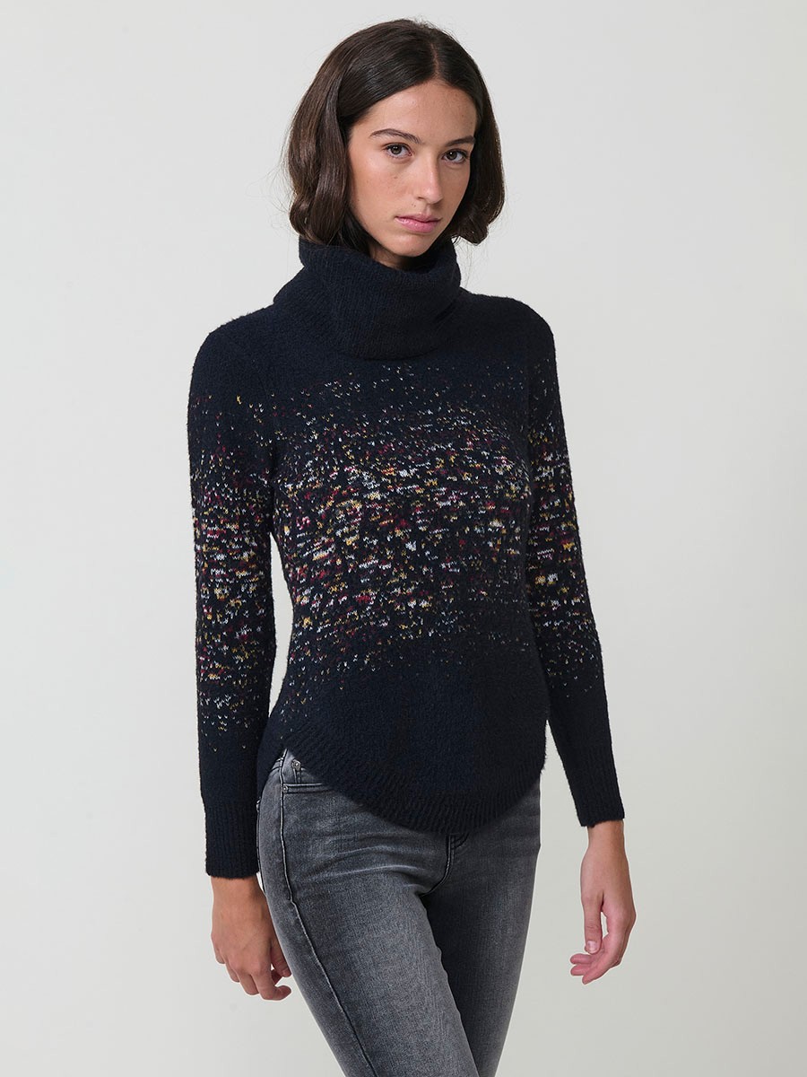 Jersey de punto para mujer, cuello alto, manga larga, bajo redondeado y dibujo jacquard. Tacto suave. Detalle de placa metálica con logo Koröshi.