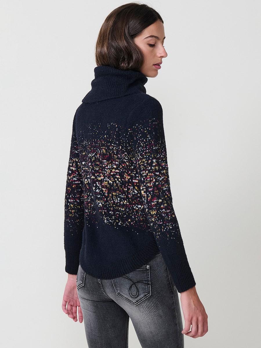 Jersey de punto para mujer, cuello alto, manga larga, bajo redondeado y dibujo jacquard. Tacto suave. Detalle de placa metálica con logo Koröshi.