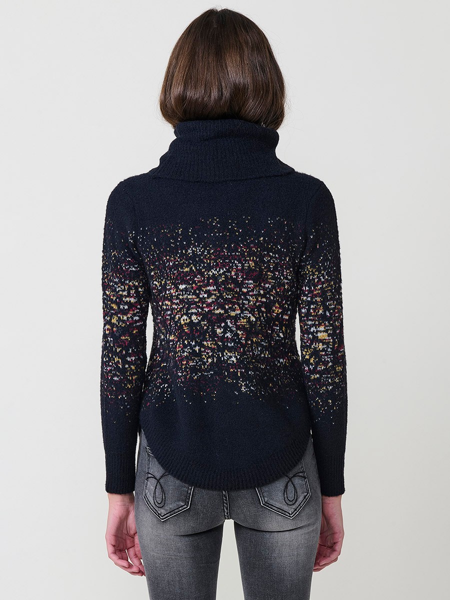 Jersey de punto para mujer, cuello alto, manga larga, bajo redondeado y dibujo jacquard. Tacto suave. Detalle de placa metálica con logo Koröshi.