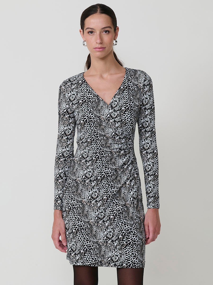 Vestido corto estampado animal para mujer, en color beige, con escote cruzado, manga larga y detalle fruncido en el frontal.