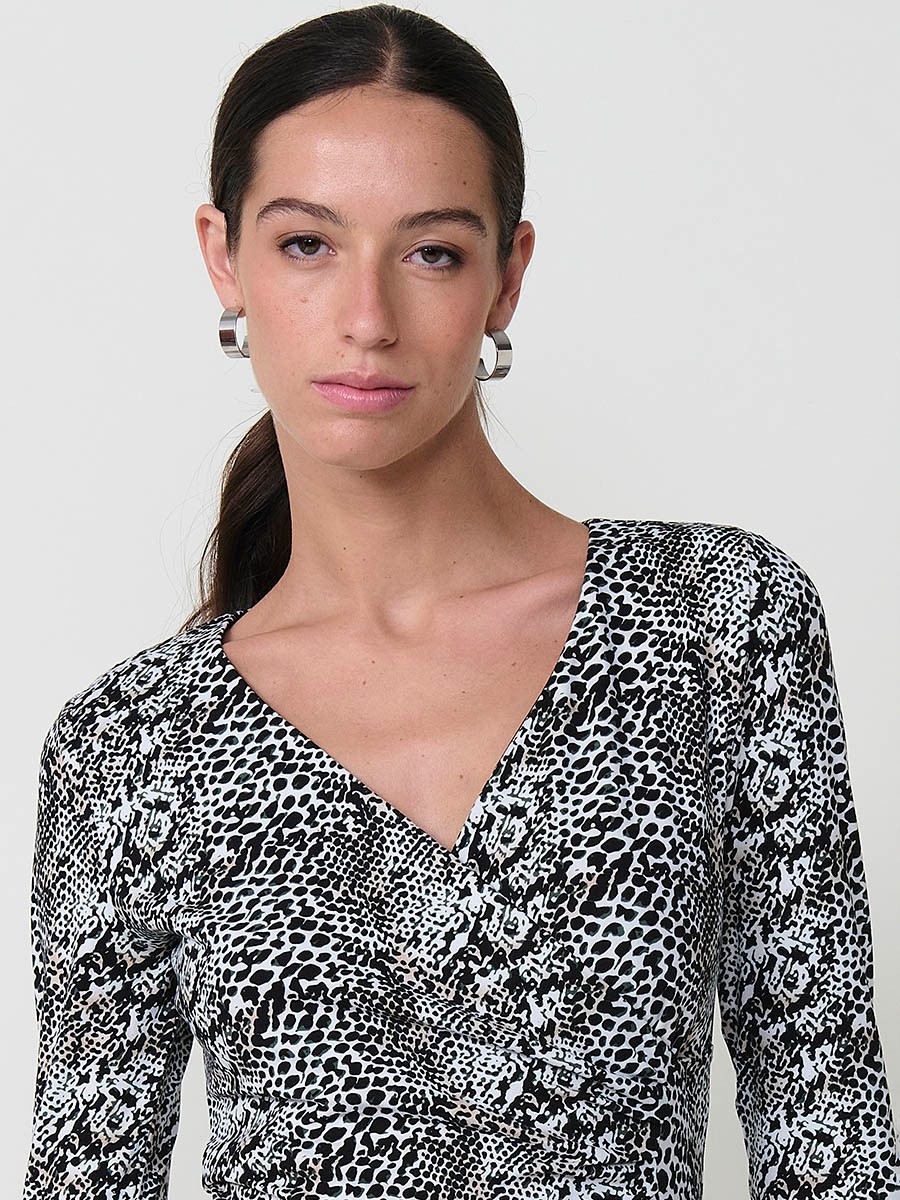 Vestido corto estampado animal para mujer, en color beige, con escote cruzado, manga larga y detalle fruncido en el frontal.