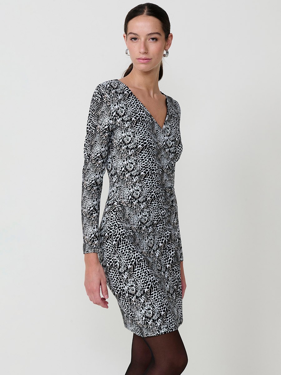Vestido corto estampado animal para mujer, en color beige, con escote cruzado, manga larga y detalle fruncido en el frontal.