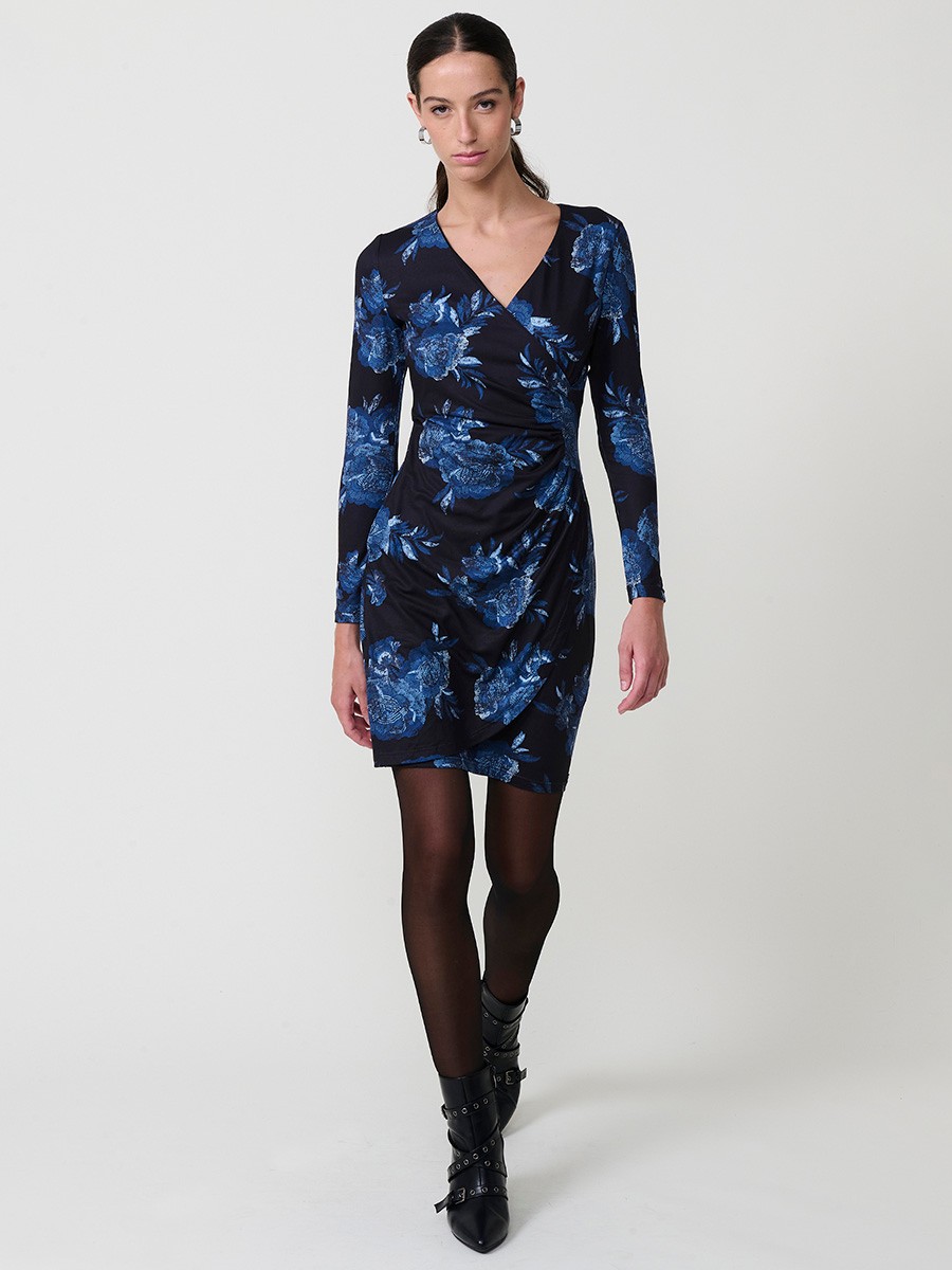 Vestido corto para mujer con estampado floral, escote cruzado, manga larga, frunce frontal y logo Koröshi. Tejido elástico y forro interior