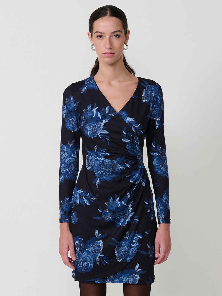 Vestido corto para mujer con estampado floral, escote cruzado, manga larga, frunce frontal y logo Koröshi. Tejido elástico y forro interior