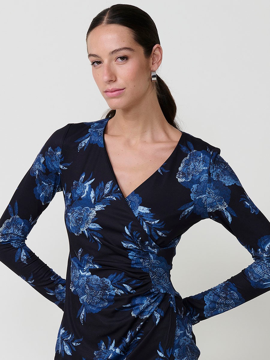 Vestido corto para mujer con estampado floral, escote cruzado, manga larga, frunce frontal y logo Koröshi. Tejido elástico y forro interior