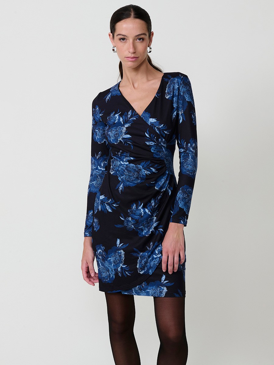 Vestido corto para mujer con estampado floral, escote cruzado, manga larga, frunce frontal y logo Koröshi. Tejido elástico y forro interior
