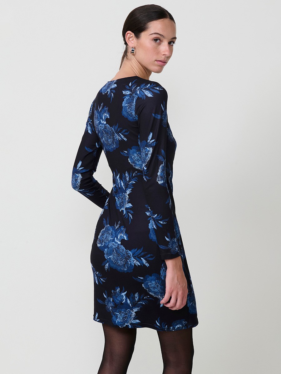 Vestido corto para mujer con estampado floral, escote cruzado, manga larga, frunce frontal y logo Koröshi. Tejido elástico y forro interior