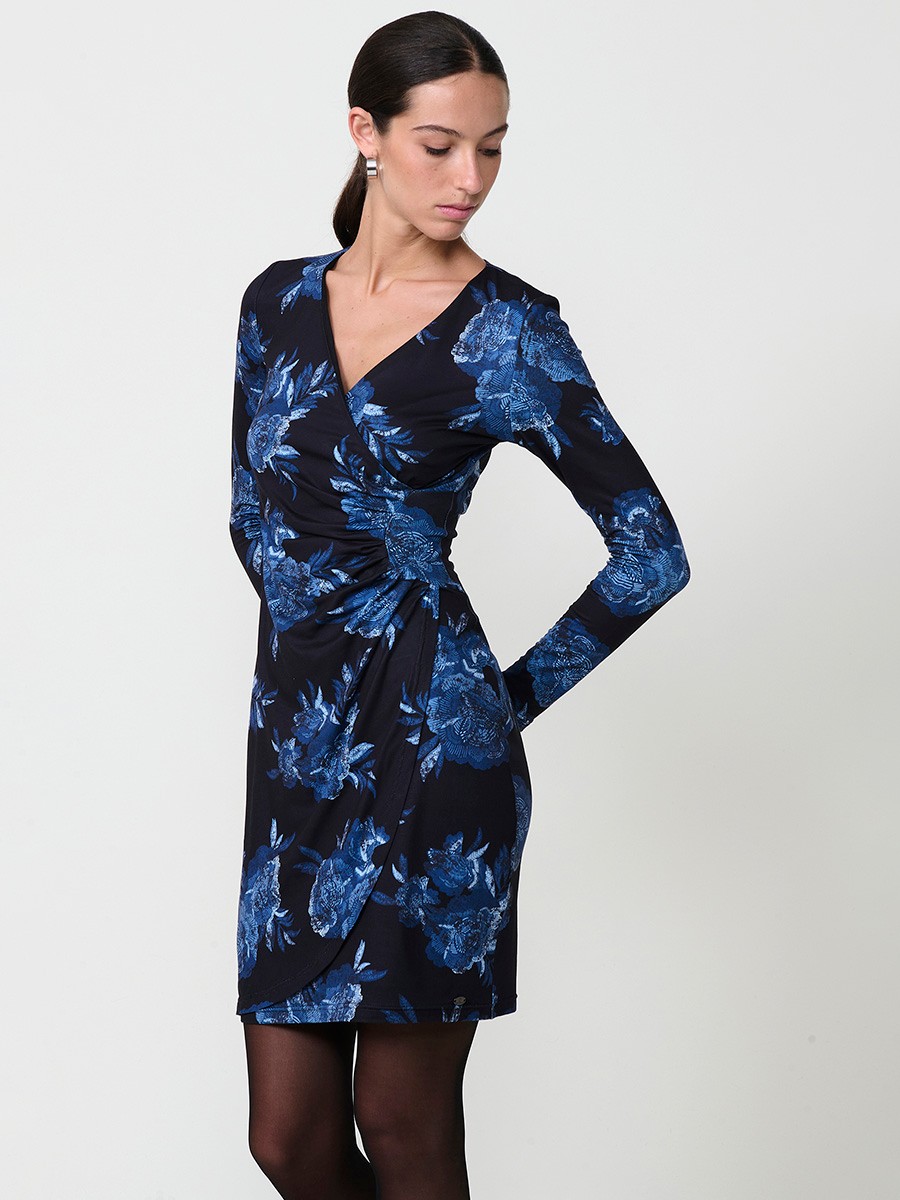 Vestido corto para mujer con estampado floral, escote cruzado, manga larga, frunce frontal y logo Koröshi. Tejido elástico y forro interior