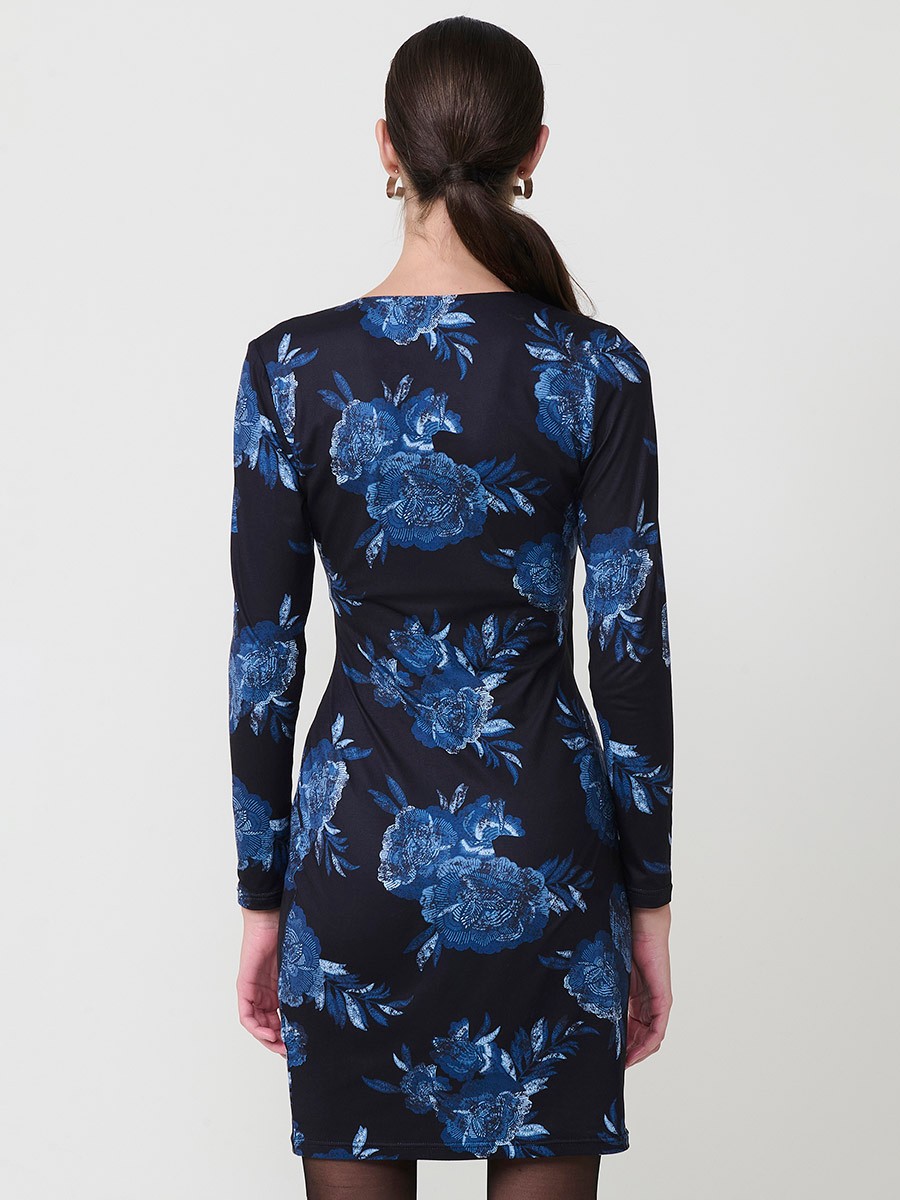 Vestido corto para mujer con estampado floral, escote cruzado, manga larga, frunce frontal y logo Koröshi. Tejido elástico y forro interior