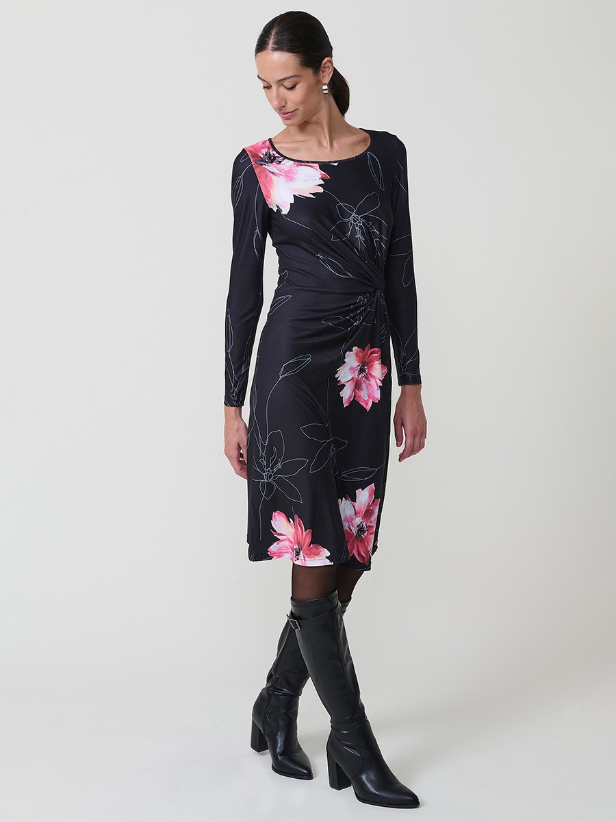 Vestido midi de mujer bajo rodilla, manga larga, cuello redondo, tejido elástico, estampado floral negro y nudo lateral frontal.