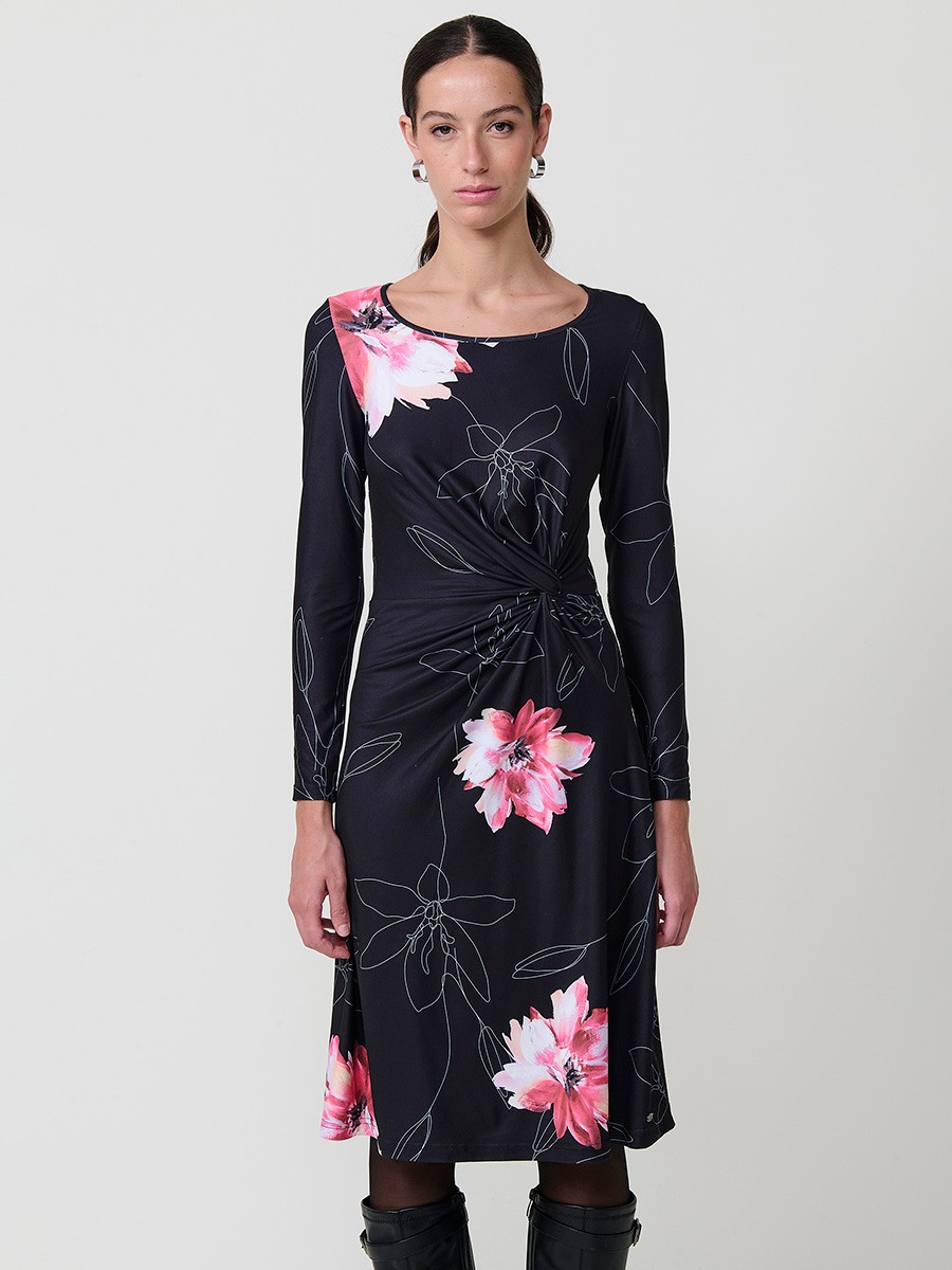 Vestido midi de mujer bajo rodilla, manga larga, cuello redondo, tejido elástico, estampado floral negro y nudo lateral frontal.