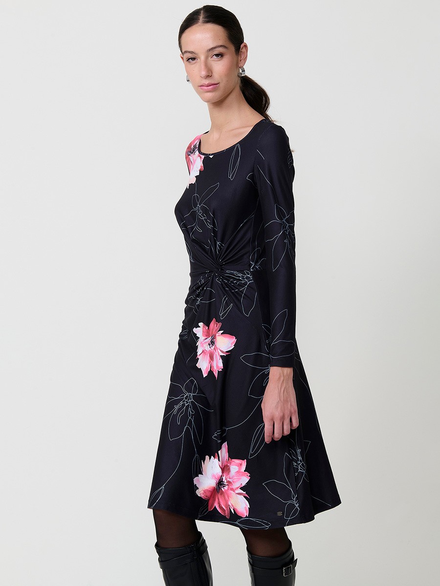 Vestido midi de mujer bajo rodilla, manga larga, cuello redondo, tejido elástico, estampado floral negro y nudo lateral frontal.
