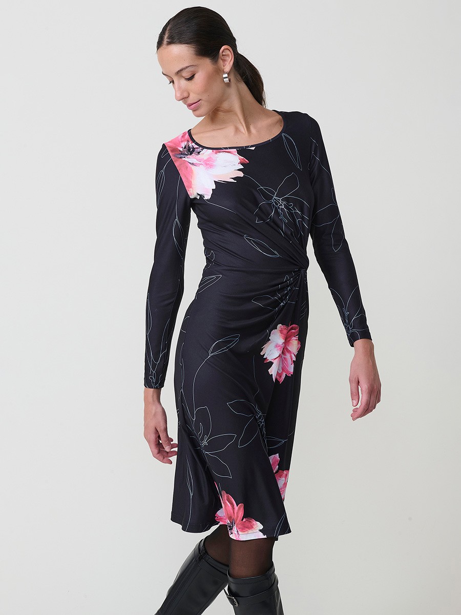Vestido midi de mujer bajo rodilla, manga larga, cuello redondo, tejido elástico, estampado floral negro y nudo lateral frontal.