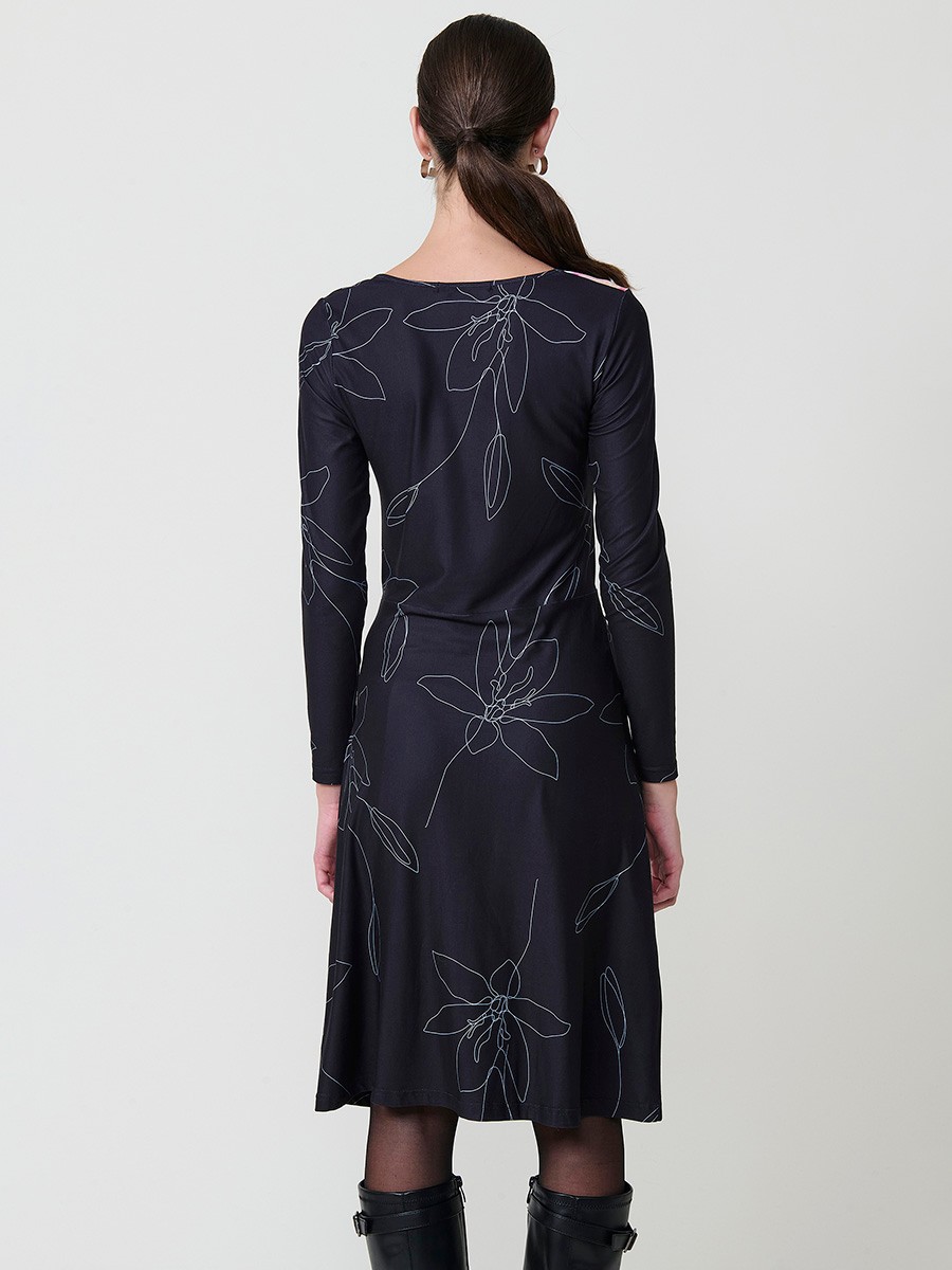 Vestido midi de mujer bajo rodilla, manga larga, cuello redondo, tejido elástico, estampado floral negro y nudo lateral frontal.