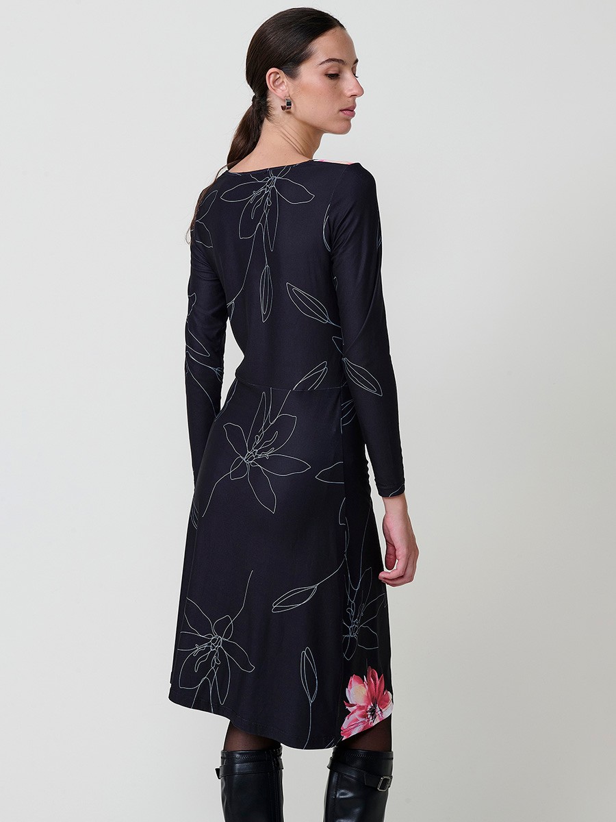 Vestido midi de mujer bajo rodilla, manga larga, cuello redondo, tejido elástico, estampado floral negro y nudo lateral frontal.
