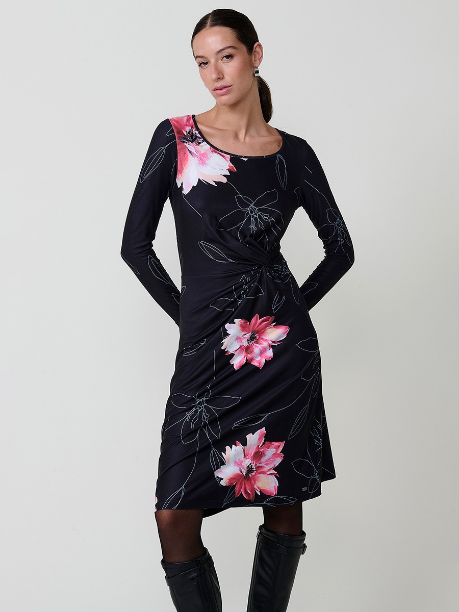 Vestido midi de mujer bajo rodilla, manga larga, cuello redondo, tejido elástico, estampado floral negro y nudo lateral frontal.