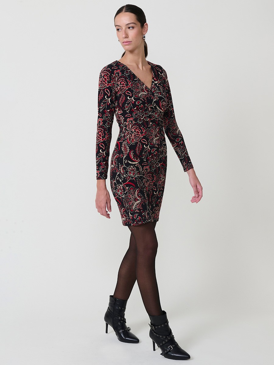Vestido corto con estampado cachemir para mujer. Color negro, manga larga, escote cruzado, fruncido frontal y logo Koröshi.