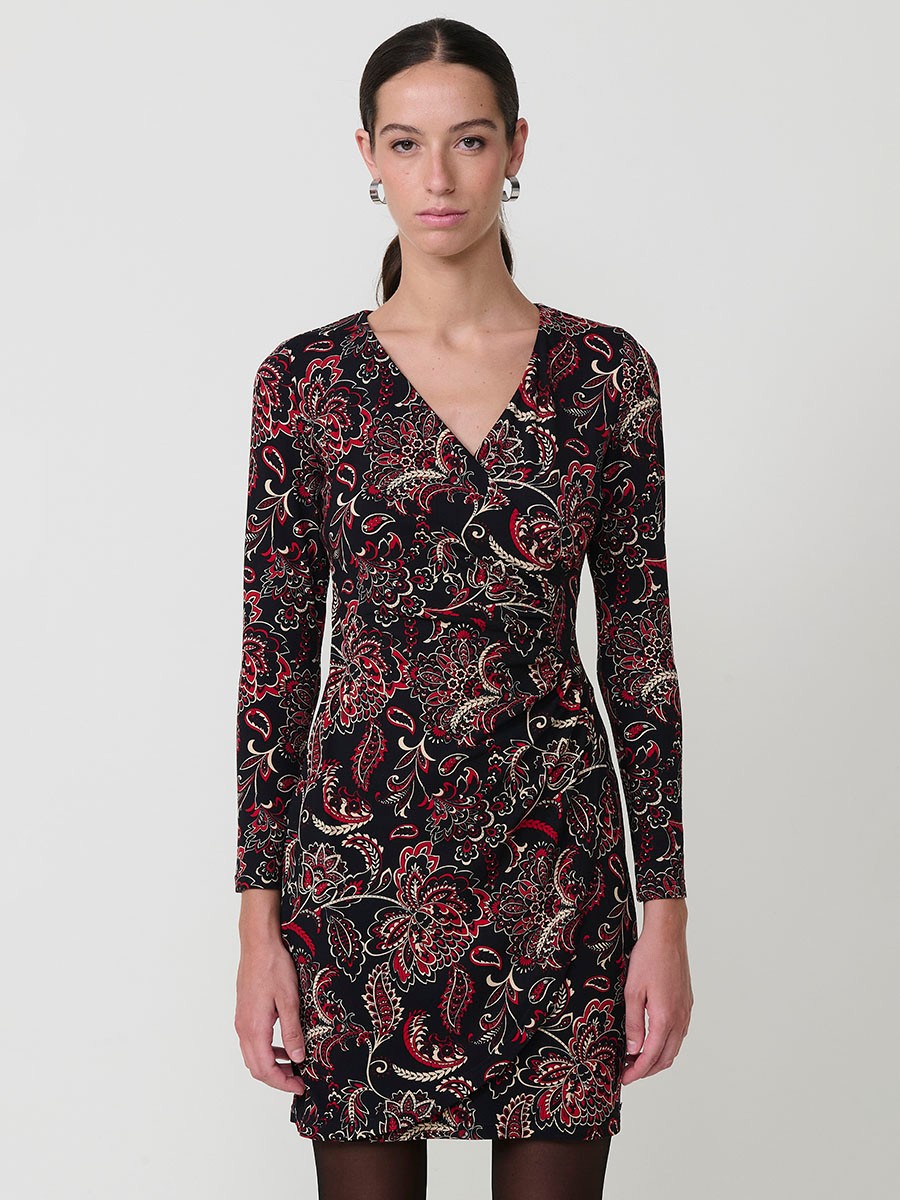 Vestido corto con estampado cachemir para mujer. Color negro, manga larga, escote cruzado, fruncido frontal y logo Koröshi.
