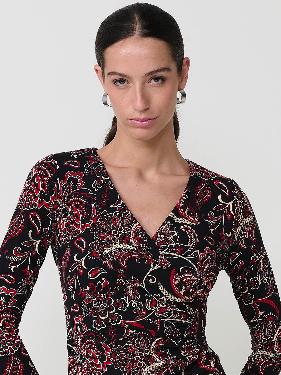 Vestido corto con estampado cachemir para mujer. Color negro, manga larga, escote cruzado, fruncido frontal y logo Koröshi.