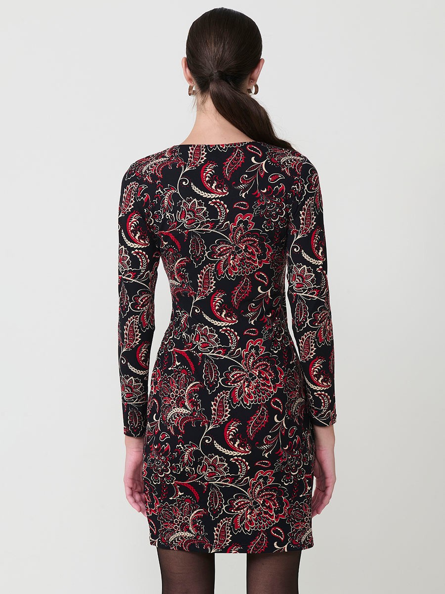Vestido corto con estampado cachemir para mujer. Color negro, manga larga, escote cruzado, fruncido frontal y logo Koröshi.