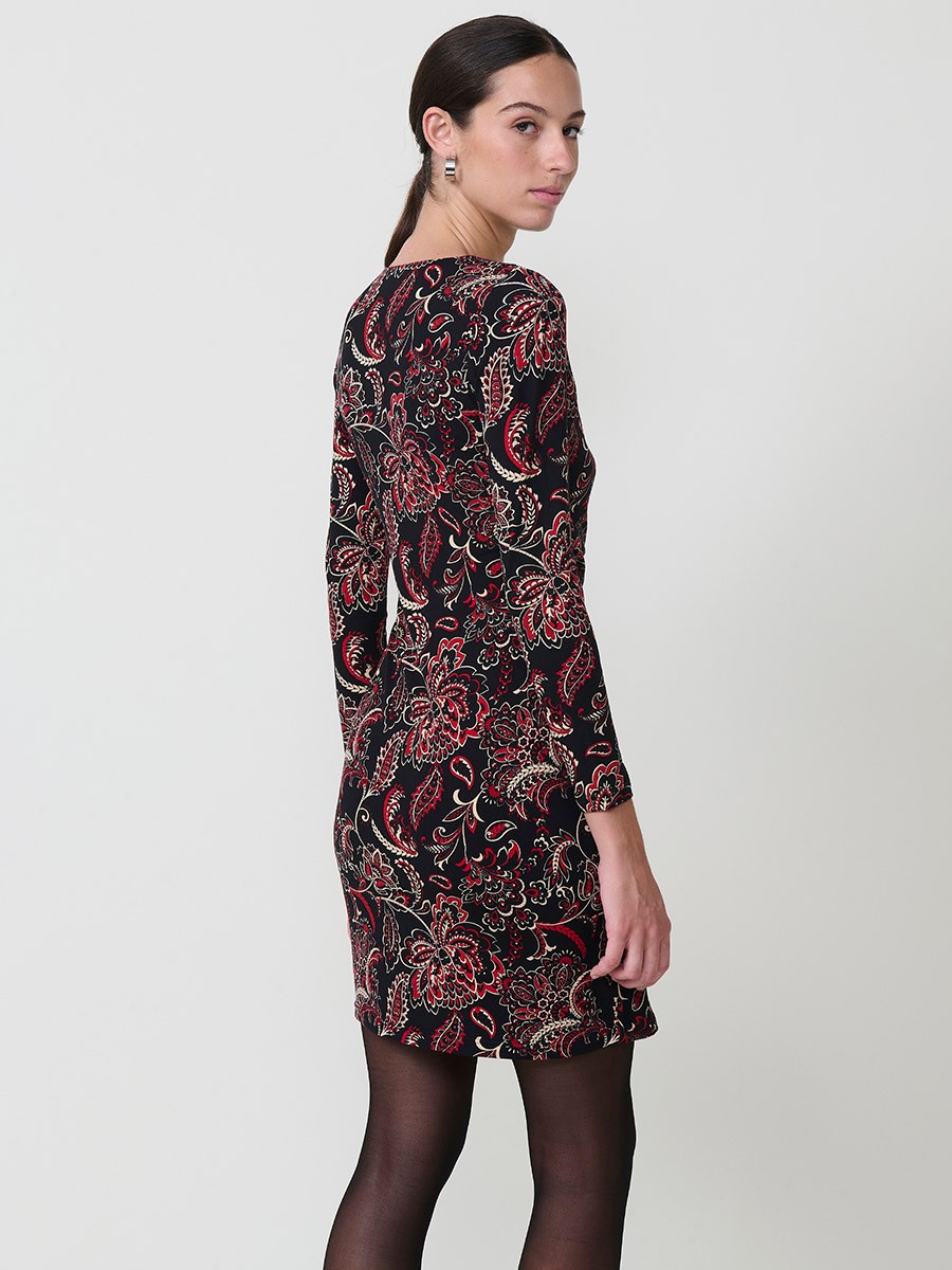 Vestido corto con estampado cachemir para mujer. Color negro, manga larga, escote cruzado, fruncido frontal y logo Koröshi.