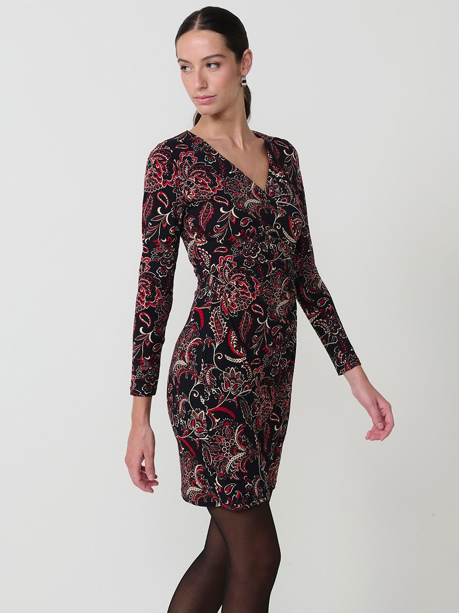 Vestido corto con estampado cachemir para mujer. Color negro, manga larga, escote cruzado, fruncido frontal y logo Koröshi.