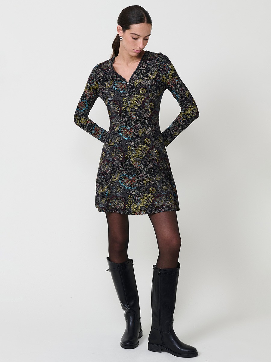 Vestido corto floral para mujer con escote pico y cremallera metálica con aro. Manga larga, tejido elástico y logo Koröshi.
