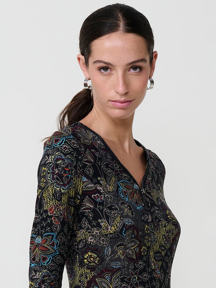 Vestido corto floral para mujer con escote pico y cremallera metálica con aro. Manga larga, tejido elástico y logo Koröshi.