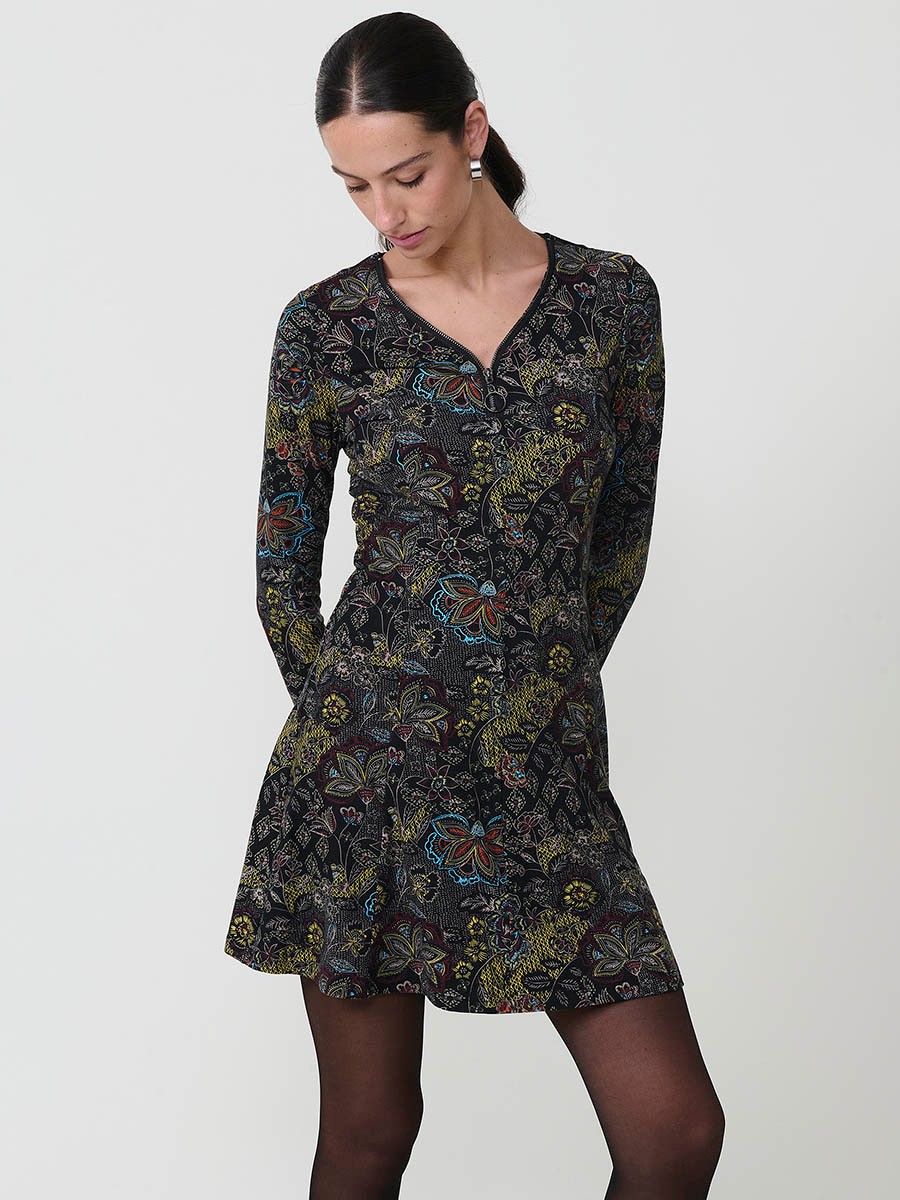 Vestido corto floral para mujer con escote pico y cremallera metálica con aro. Manga larga, tejido elástico y logo Koröshi.