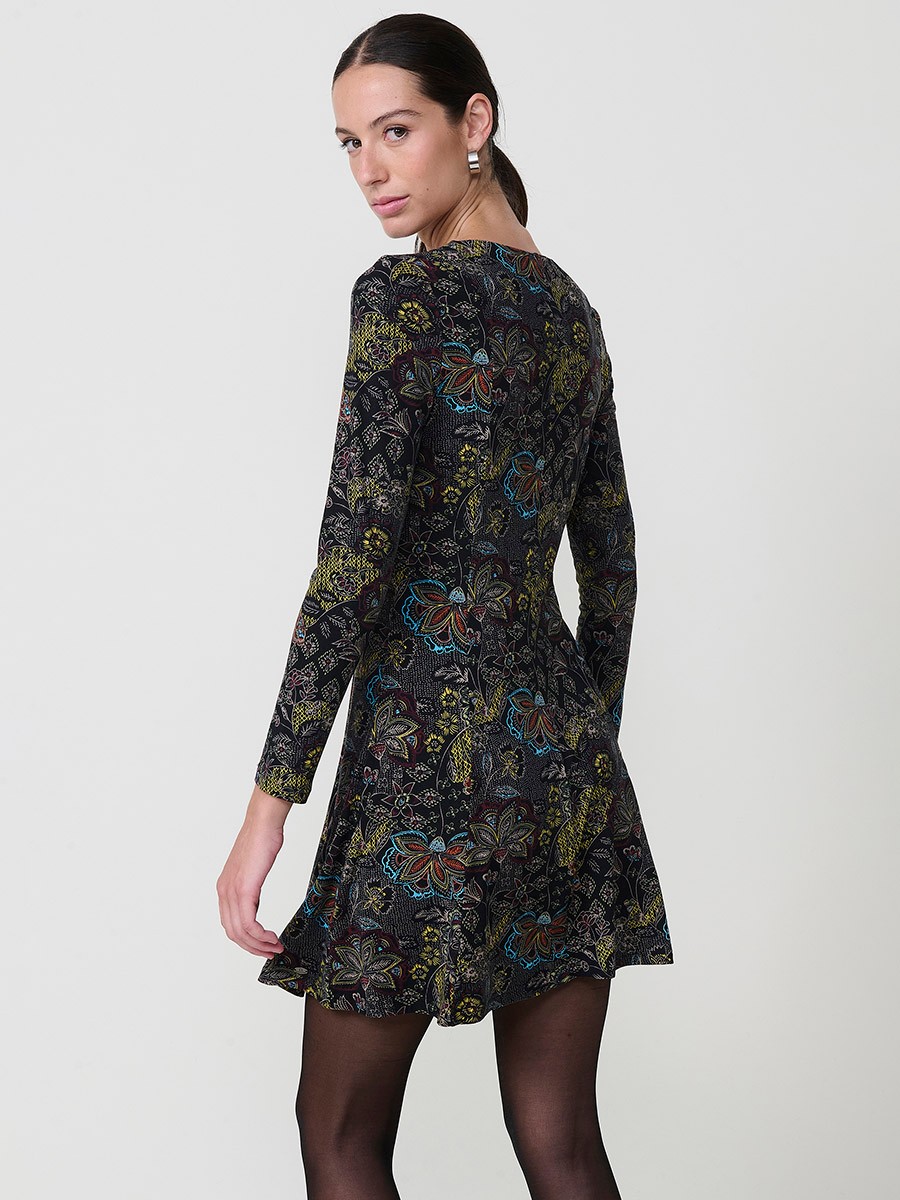 Vestido corto floral para mujer con escote pico y cremallera metálica con aro. Manga larga, tejido elástico y logo Koröshi.