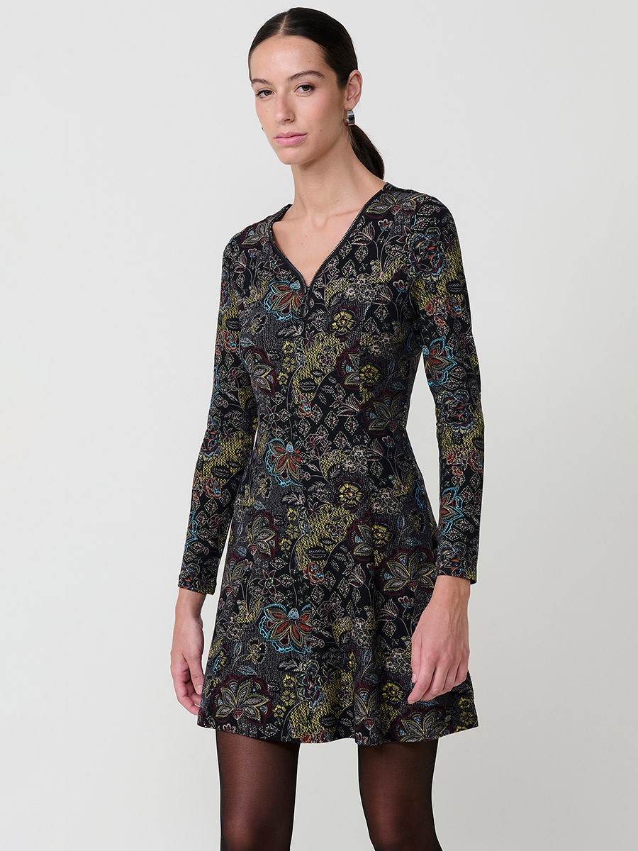 Vestido corto floral para mujer con escote pico y cremallera metálica con aro. Manga larga, tejido elástico y logo Koröshi.
