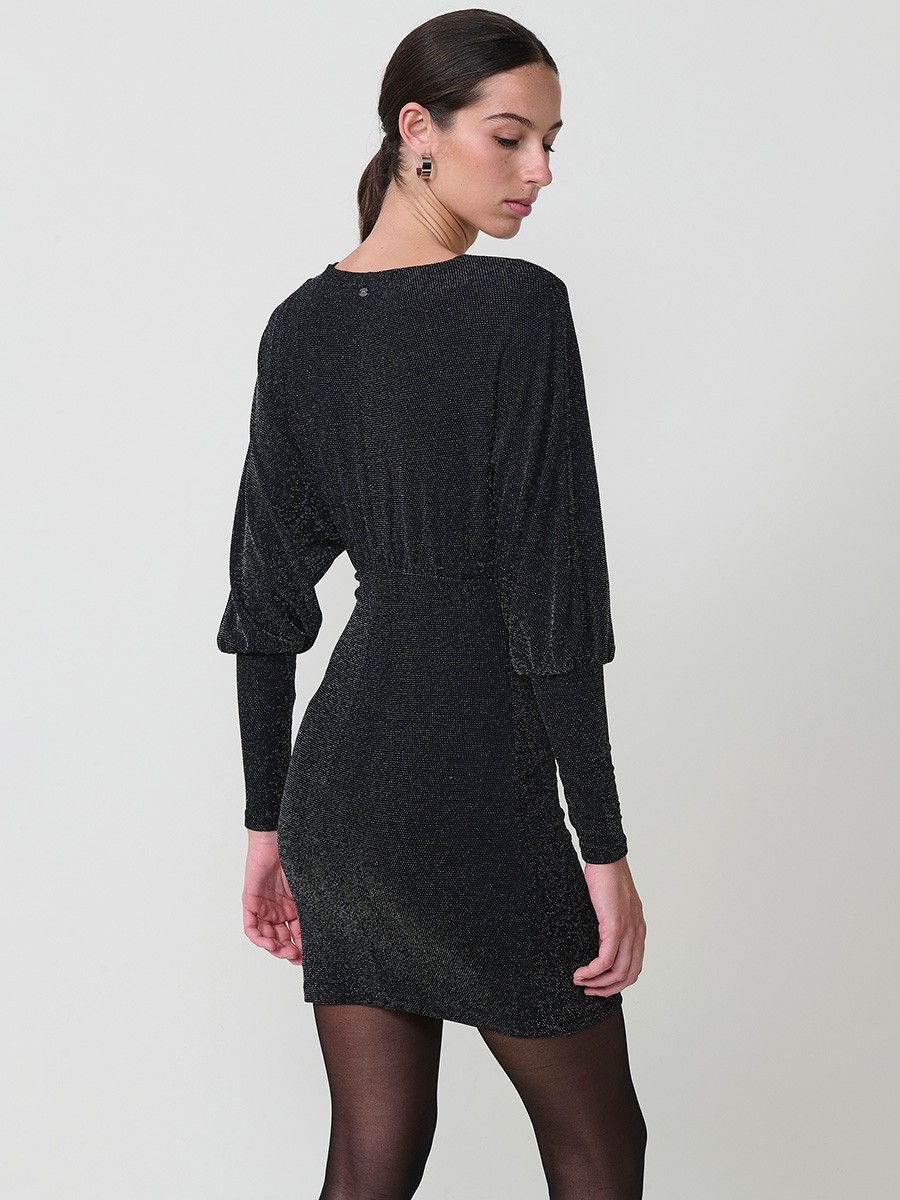 Vestido corto para mujer con tejido elástico brillante, manga larga abullonada, escote cruzado y logo metálico Koröshi. Forro interior.