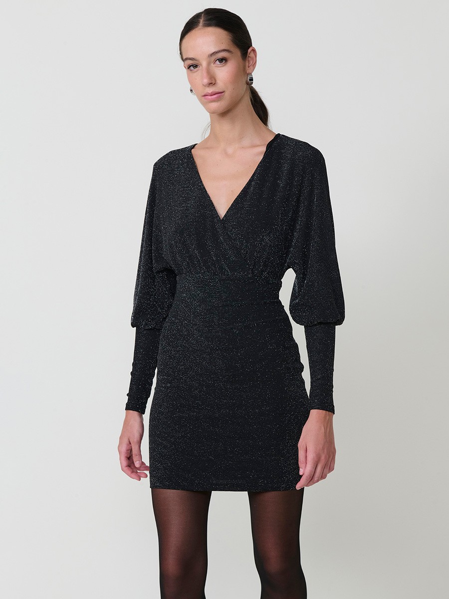 Vestido corto para mujer con tejido elástico brillante, manga larga abullonada, escote cruzado y logo metálico Koröshi. Forro interior.