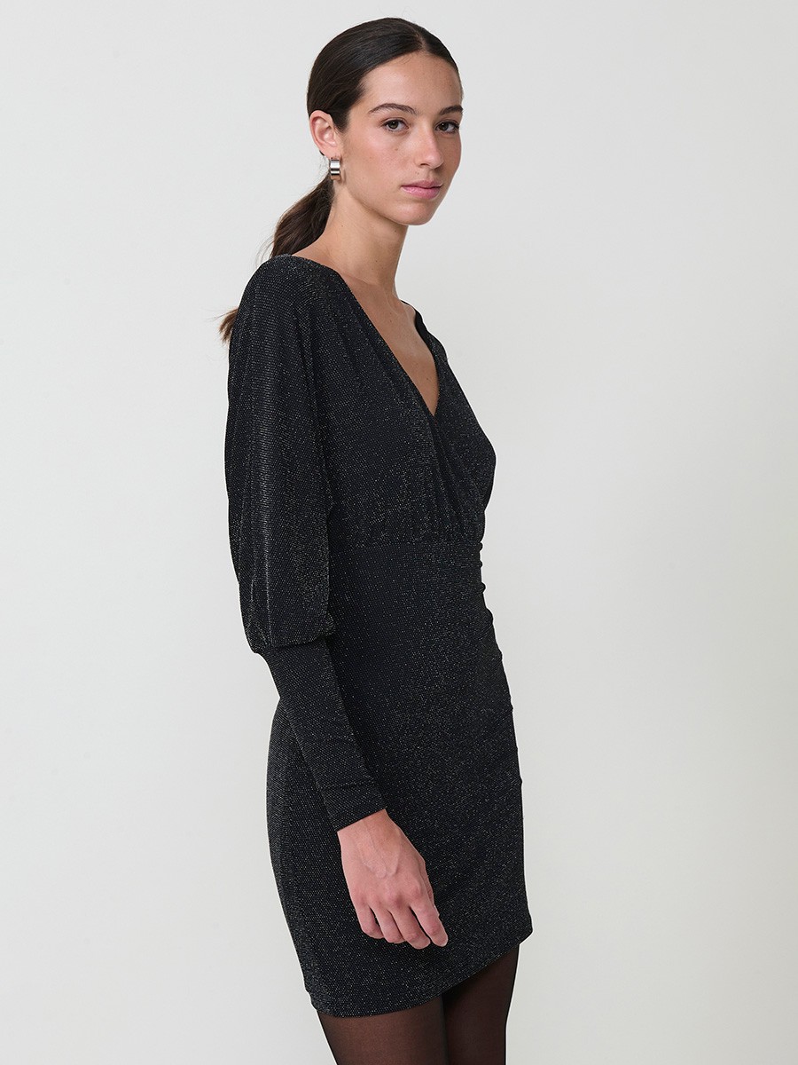 Vestido corto para mujer con tejido elástico brillante, manga larga abullonada, escote cruzado y logo metálico Koröshi. Forro interior.