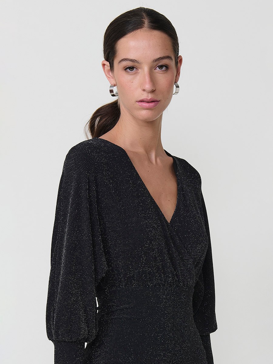 Vestido corto para mujer con tejido elástico brillante, manga larga abullonada, escote cruzado y logo metálico Koröshi. Forro interior.