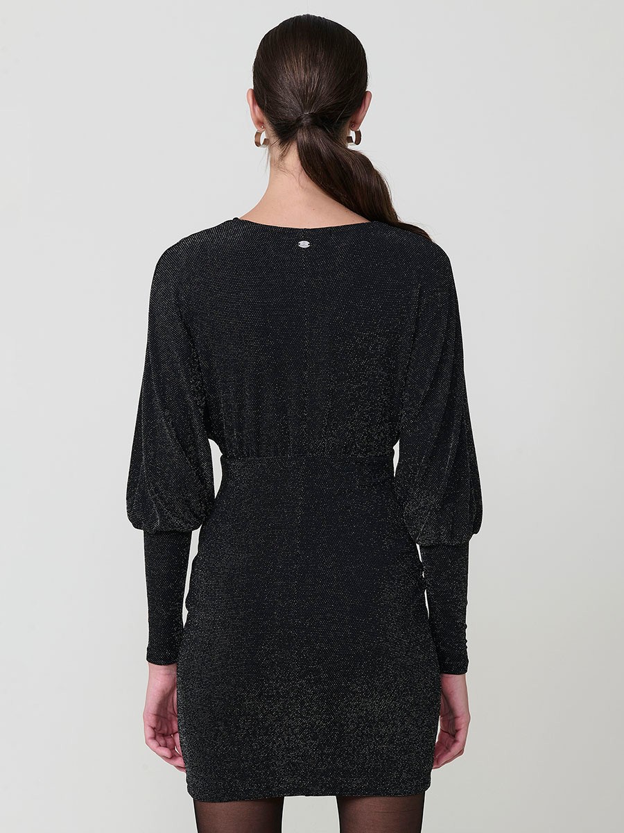 Vestido corto para mujer con tejido elástico brillante, manga larga abullonada, escote cruzado y logo metálico Koröshi. Forro interior.
