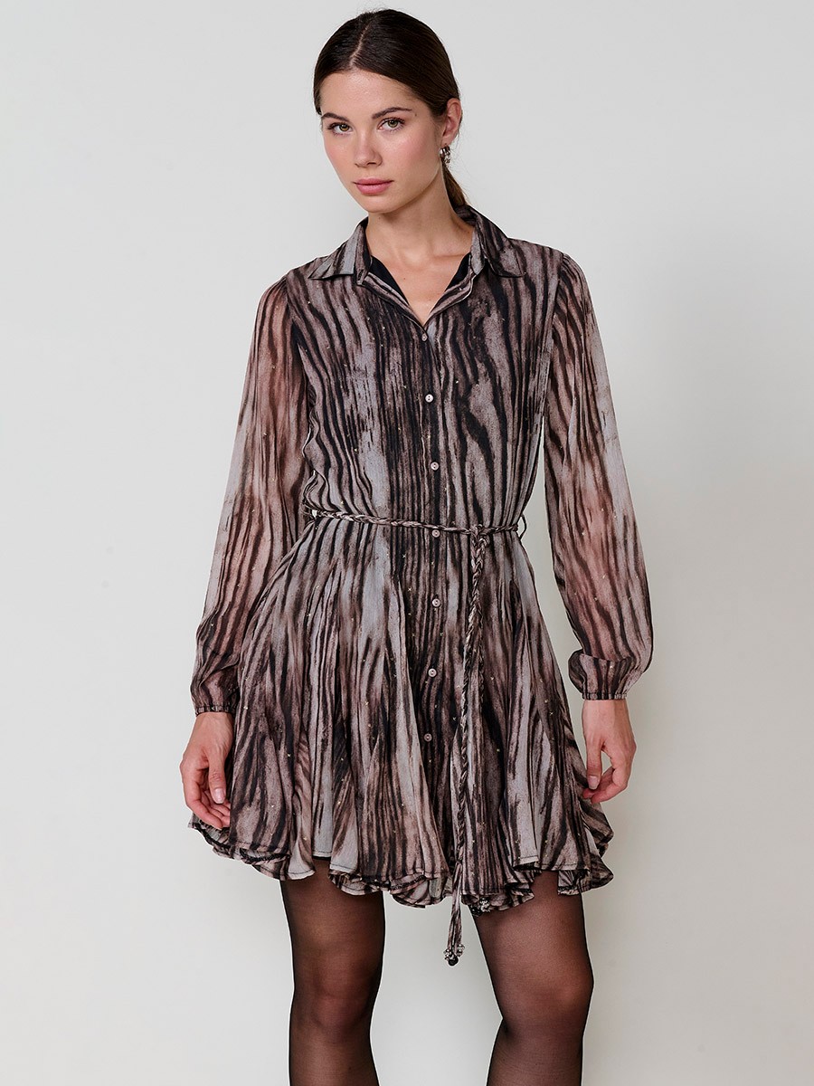 Vestido mini camisero de mujer en chifón estampado abstracto con brillo, manga larga, godets, cinturón trenzado beige con piezas metálicas.