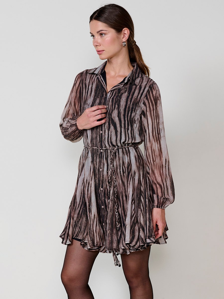 Vestido mini camisero de mujer en chifón estampado abstracto con brillo, manga larga, godets, cinturón trenzado beige con piezas metálicas.