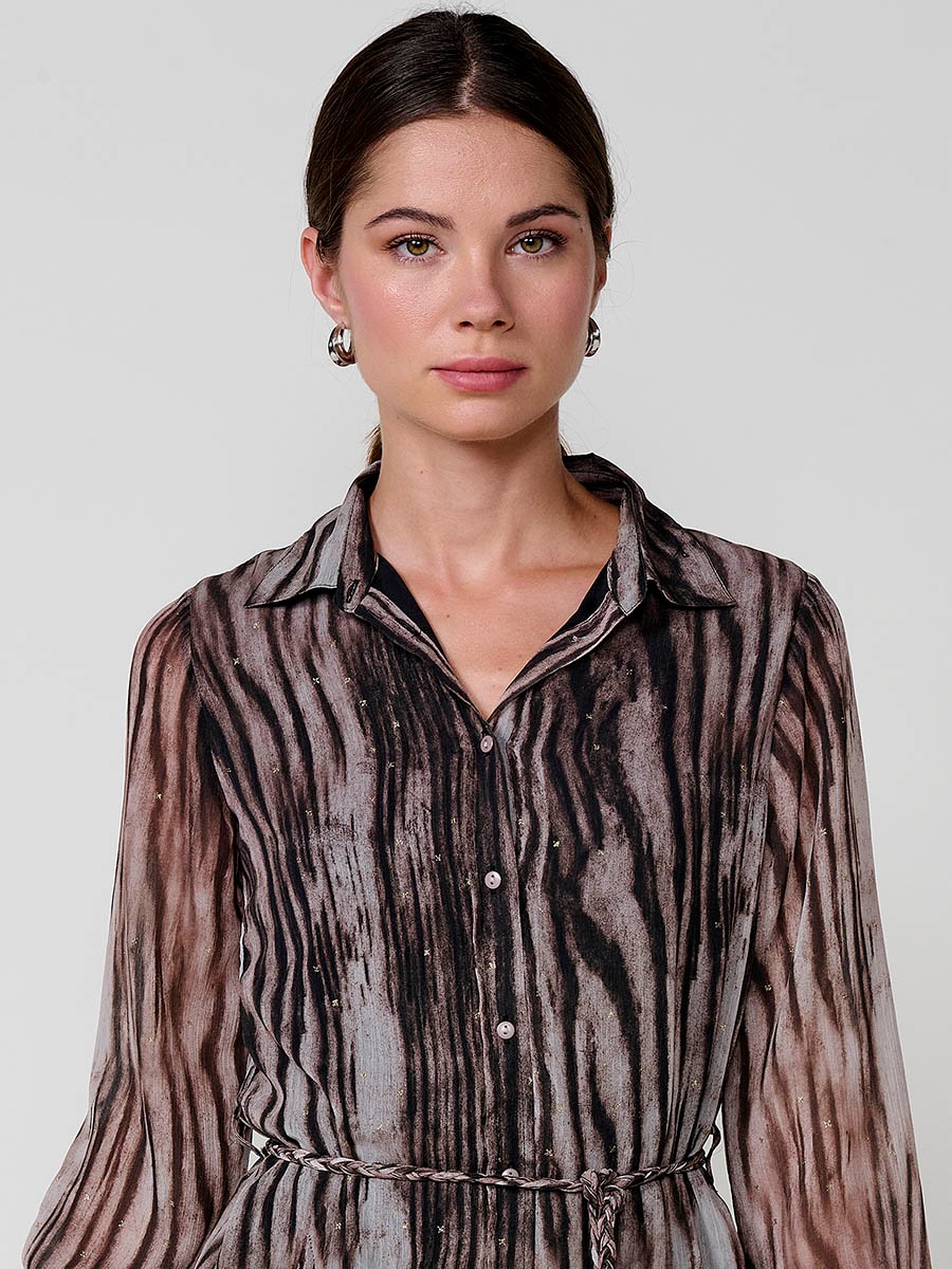 Vestido mini camisero de mujer en chifón estampado abstracto con brillo, manga larga, godets, cinturón trenzado beige con piezas metálicas.