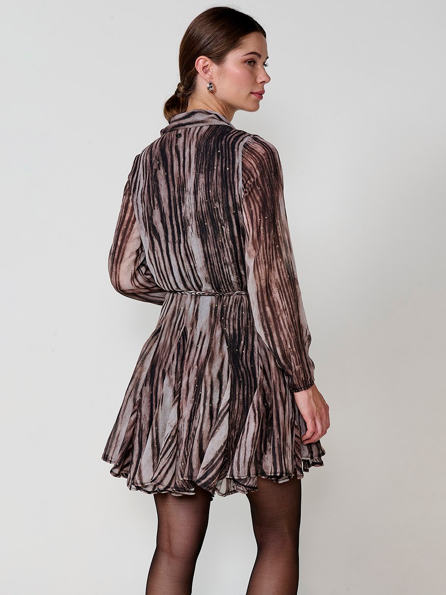 Vestido mini camisero de mujer en chifón estampado abstracto con brillo, manga larga, godets, cinturón trenzado beige con piezas metálicas.