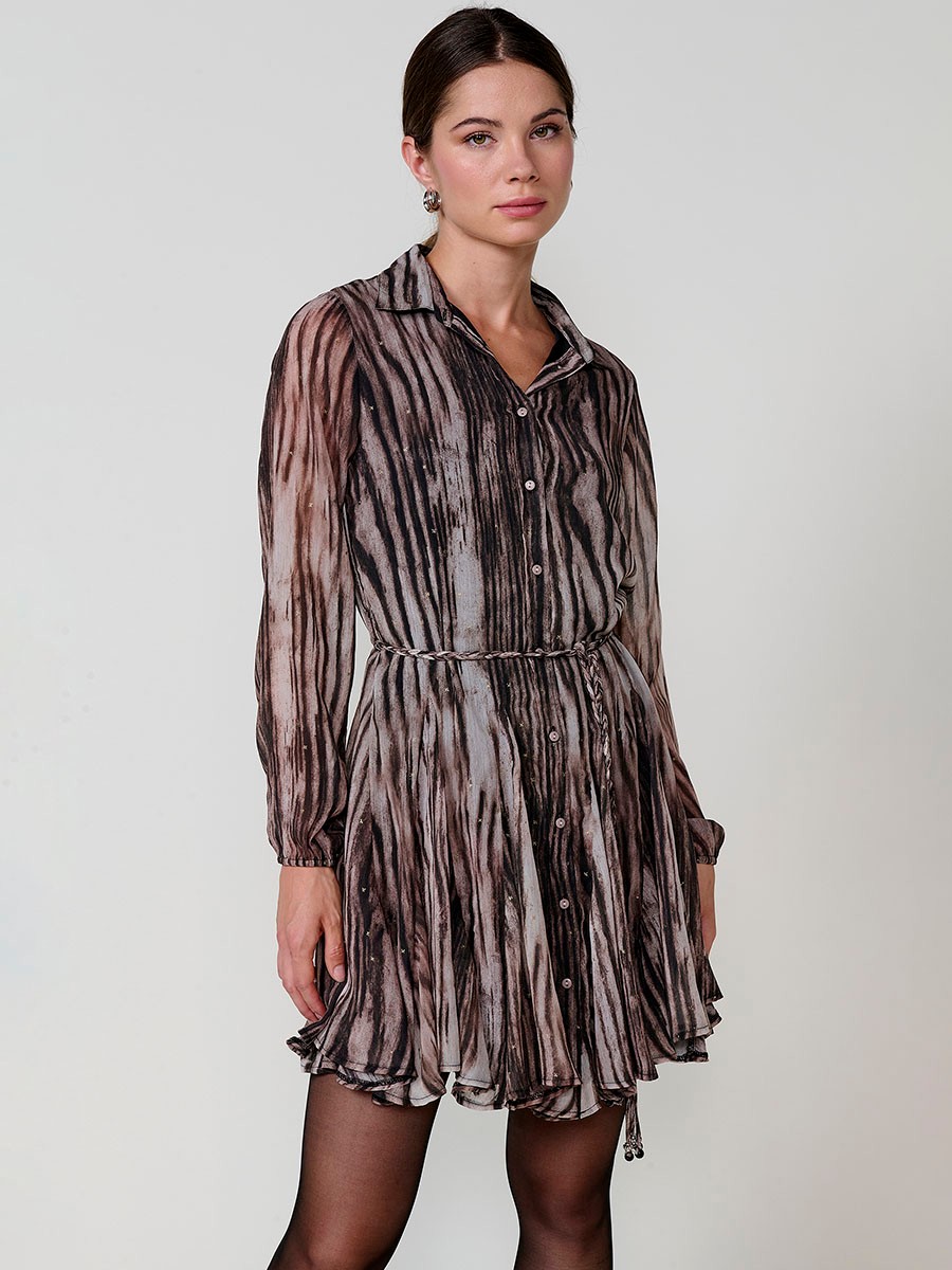 Vestido mini camisero de mujer en chifón estampado abstracto con brillo, manga larga, godets, cinturón trenzado beige con piezas metálicas.