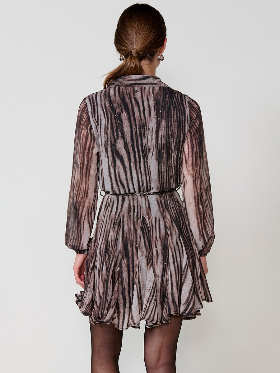 Vestido mini camisero de mujer en chifón estampado abstracto con brillo, manga larga, godets, cinturón trenzado beige con piezas metálicas.