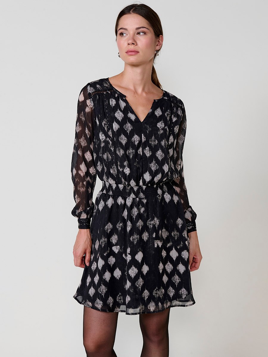 Vestido corto para mujer con estampado ikat, hilo metalizado, cuello redondo con abertura en