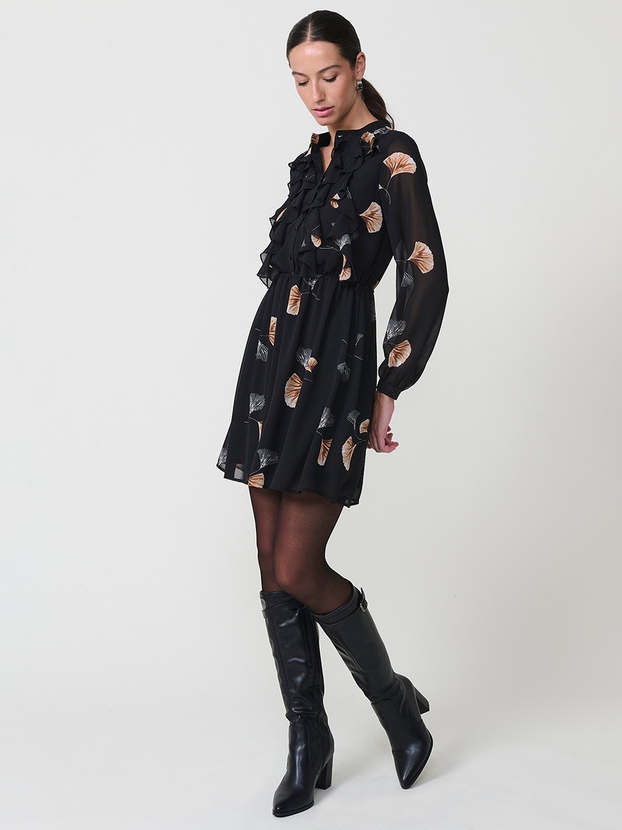 Vestido mini de mujer en chifón estampado floral, cuello mao, manga larga, cintura fruncida con goma y cierre frontal con botones.