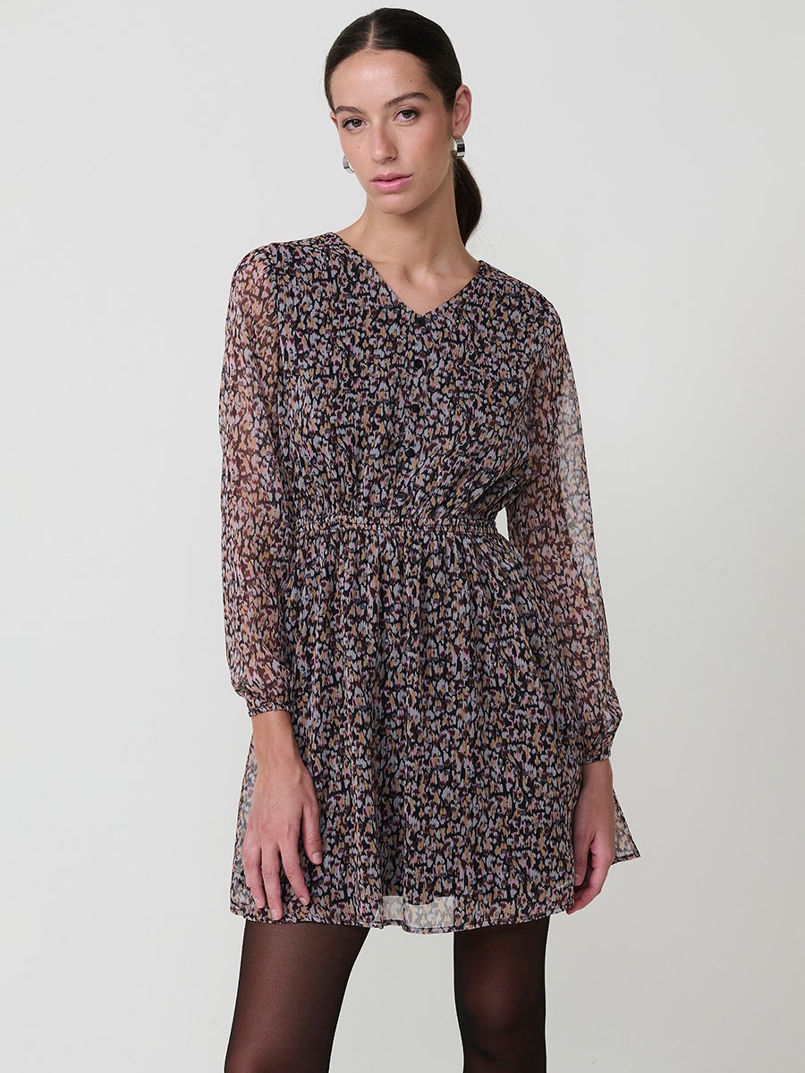 Vestido mini de mujer en chifón estampado animal, cuello pico, manga larga, falsa botonadura frontal, cintura y puños fruncidos multicolor.