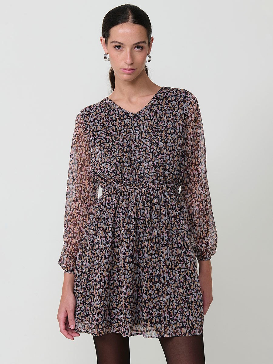 Vestido mini de mujer en chifón estampado animal, cuello pico, manga larga, falsa botonadura frontal, cintura y puños fruncidos multicolor.