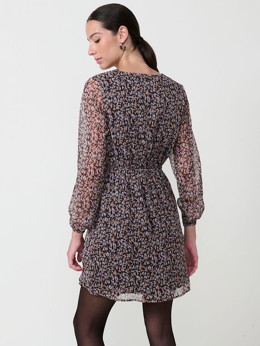 Vestido mini de mujer en chifón estampado animal, cuello pico, manga larga, falsa botonadura frontal, cintura y puños fruncidos multicolor.